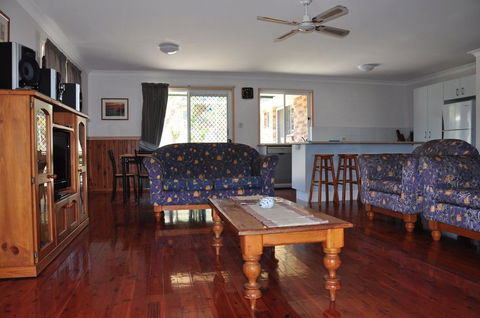 23 Carlo Road - Lowset Family Home Within Walking Distance To The Shopping Centre. Pet Friendly - Tourism Brisbane 0