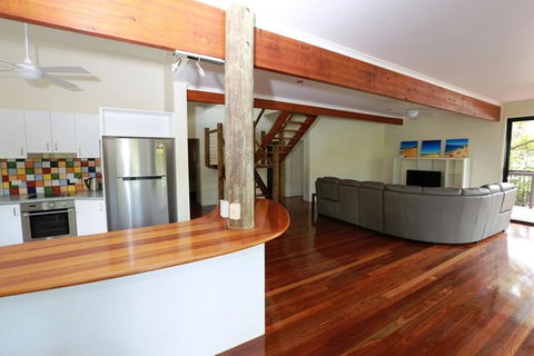 25 Naiad Court - Rainbow Shores, The Ultimate Beachside Executive Property, Air Conditioned - Tourism Brisbane 1