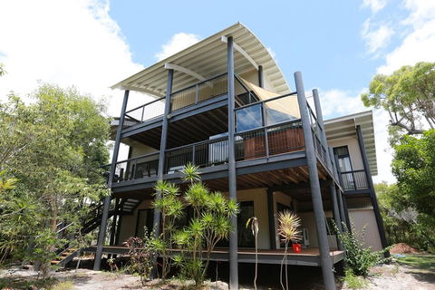 25 Naiad Court - Rainbow Shores, The Ultimate Beachside Executive Property, Air Conditioned - Tourism Brisbane 3