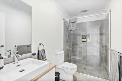 CASA EMEC- PETS WELCOME Luxury, Aircon, Walk To The Shops And Beach! Outdoor Shower And Garage Parking - Brisbane 4u 4