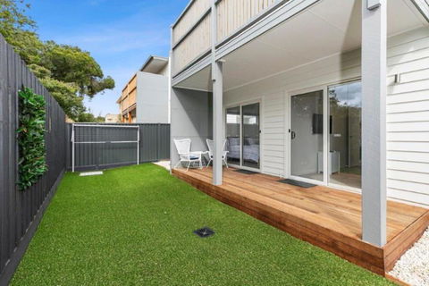 CASA EMEC- PETS WELCOME Luxury, Aircon, Walk To The Shops And Beach! Outdoor Shower And Garage Parking - Brisbane 4u 1