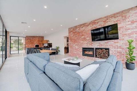 CASALE ESTATE - Tourism Brisbane 1
