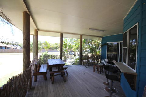 CASTAWAY BEACH HOUSE- NO Parties - NO Pets - Brisbane 4u 3