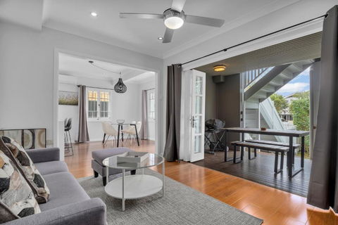 Cedar Street Lodge Lower 2BR Petyard - Tourism Brisbane 0