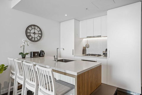 Chic 1-Bed With Parking, Infinity Pool And Gym - Tourism Brisbane 3