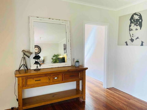 D122 Lovely London Home - Tourism Brisbane 1