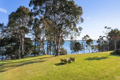 Danalene, 44a Danalene Pde - Stunning Waterfront Property With Air Con, WI-FI, Double Lock Up Garage & Boat Parking - Tourism Brisbane 4