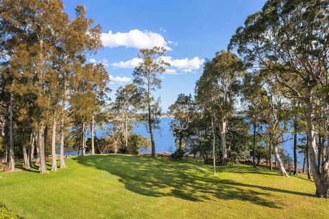 Danalene, 44a Danalene Pde - Stunning Waterfront Property With Air Con, WI-FI, Double Lock Up Garage & Boat Parking - Tourism Brisbane 3