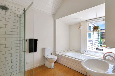 Dare Street Family Getaway- Walk To Beach + Shops - Tourism Brisbane 1