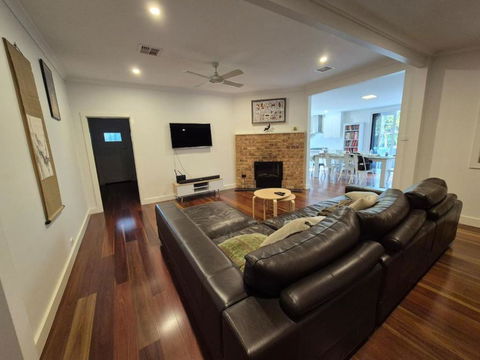 Delightful 3BR Escape 9 Mins To War Memorial - Tourism Brisbane 0