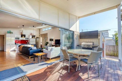 Delightful Dicky Beach 3 Bedroom Holiday House - Tourism Brisbane 0