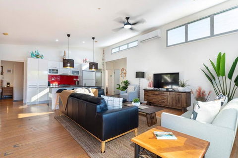 Delightful Dicky Beach 3 Bedroom Holiday House - Tourism Brisbane 2