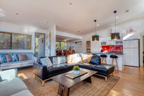 Delightful Dicky Beach 3 Bedroom Holiday House - Tourism Brisbane 3