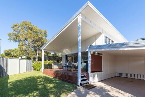 Delightful Dicky Beach 3 Bedroom Holiday House - Tourism Brisbane 1
