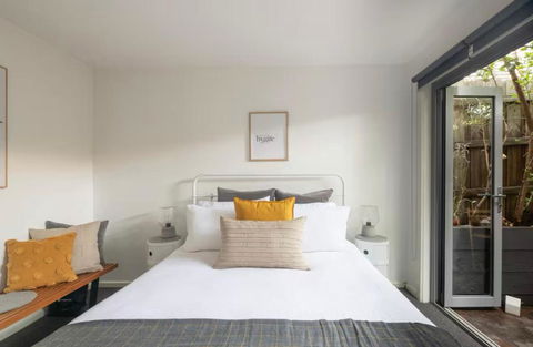 Designer Townhome Adjacent To East Brunswick Village 2min To Tram Plus Private Parking - Tourism Brisbane 4