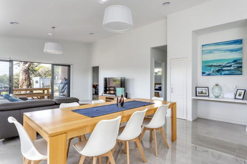 Diamond Bay Beach House: Brand New - Tourism Brisbane 0