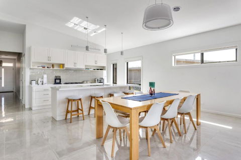 Diamond Bay Beach House: Brand New - Tourism Brisbane 2