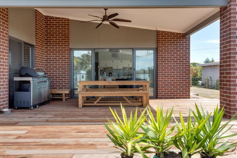 Diamond Bay Beach House: Brand New - Tourism Brisbane 1