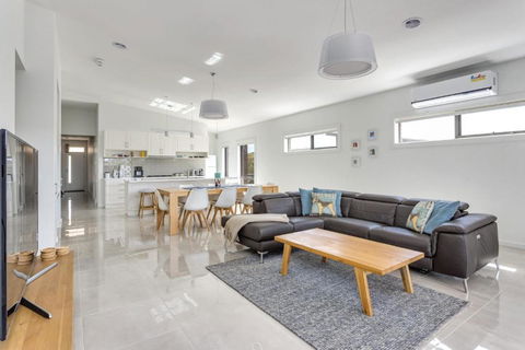 Diamond Bay Beach House: Brand New - Tourism Brisbane 4