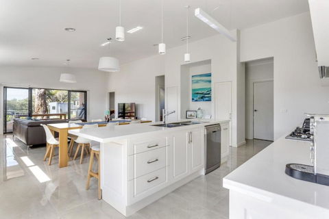 Diamond Bay Beach House: Brand New - Tourism Brisbane 3