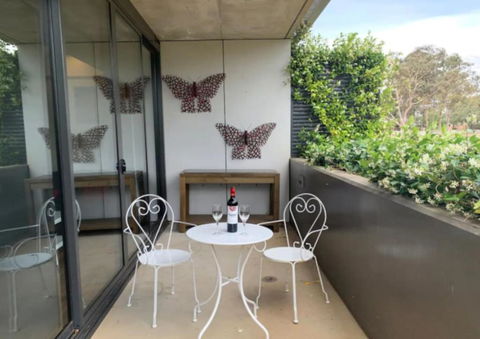 Deluxe Studio Apartment In The Center Of Canberra - Tourism Brisbane 3