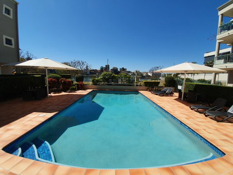 2BR Lovely River , Retreat Pool, Gym, Wine, Netflix - Brisbane Tourism 1