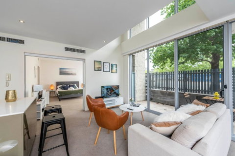 3 BDR Stylish City Retreat // Close To All And Everything In Canberra - Tourism Brisbane 2