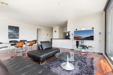 3-Bed Apartment With Parking Near Parks And Dining - Tourism Brisbane 0