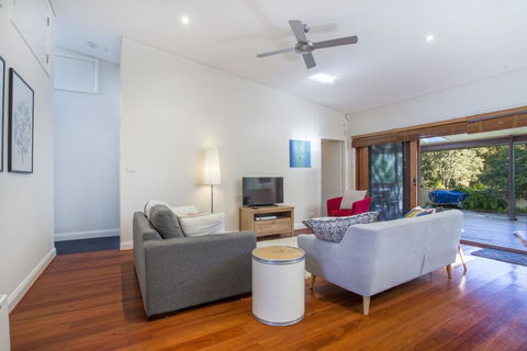 33 Bangalow - Narrawallee's Beautiful Bungalow - Brisbane 4u 0