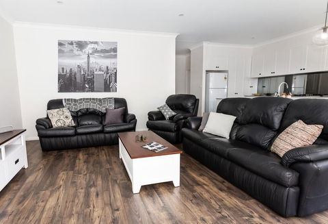 4 Bedroom Inner City Townhouse - SLEEPS 9 !! - Tourism Brisbane 0