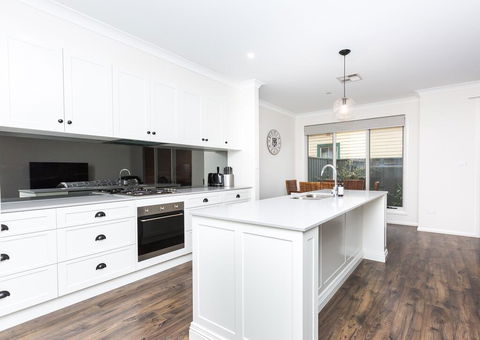 4 Bedroom Inner City Townhouse - SLEEPS 9 !! - Tourism Brisbane 1