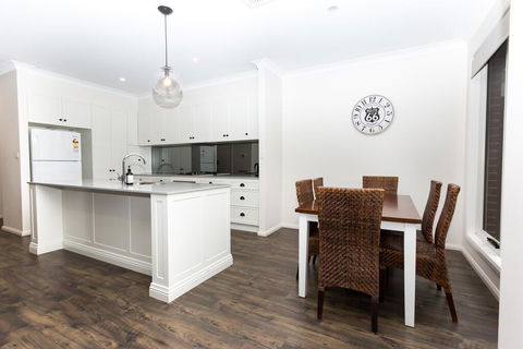 4 Bedroom Inner City Townhouse - SLEEPS 9 !! - Tourism Brisbane 3