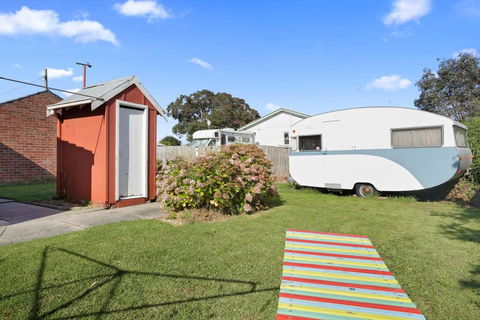 4 MONTROSE AVE - Retro Home In The Heart Of Town - Tourism Brisbane 3