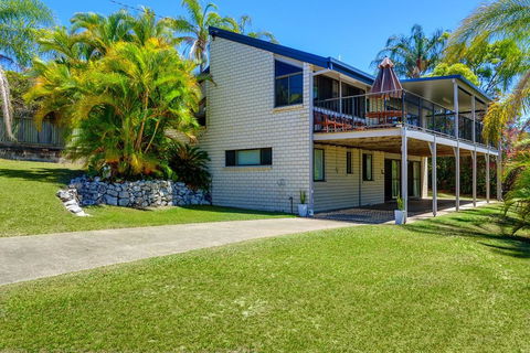 40 Rumbalara Avenue - Rainbow Beach, Entertain On The Spacious Verandah Overlooking Beautiful Rainbow Beach - Tourism Brisbane 0