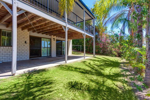 40 Rumbalara Avenue - Rainbow Beach, Entertain On The Spacious Verandah Overlooking Beautiful Rainbow Beach - Tourism Brisbane 2