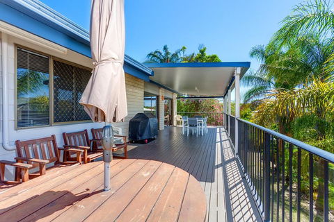 40 Rumbalara Avenue - Rainbow Beach, Entertain On The Spacious Verandah Overlooking Beautiful Rainbow Beach - Tourism Brisbane 1