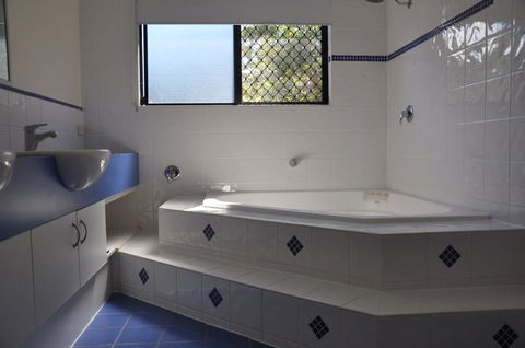 44 Cypress Avenue - Holiday Home In A Quiet Location, Close To Patrolled Beach And CBD - Tourism Brisbane 2