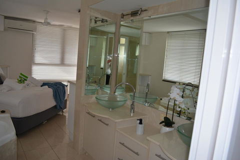 5,  Apartment On The Esplanade - Tourism Brisbane 3