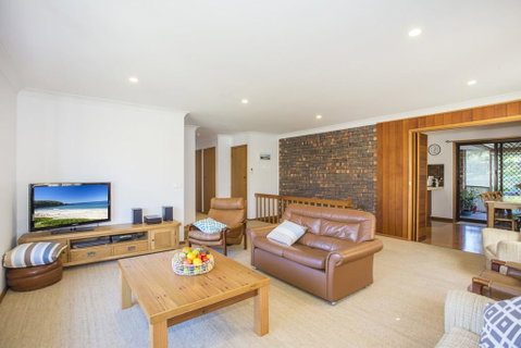 57 Carroll Ave Mollymook Beach - Relaxed Homely Retreat - Brisbane Tourism 2