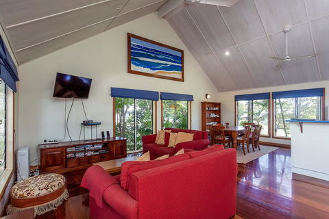 6 Ilmenite Avenue - Coastal Beach Shack Within Walking Distance To Patrolled Beach And CBD, - Tourism Brisbane 0