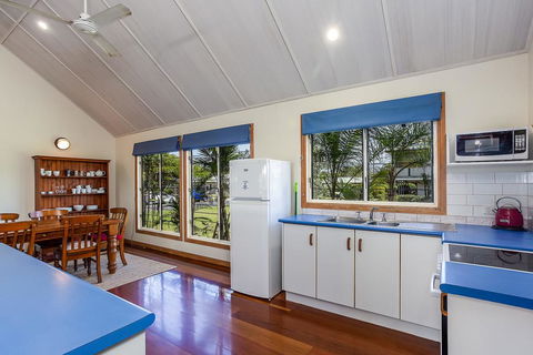 6 Ilmenite Avenue - Coastal Beach Shack Within Walking Distance To Patrolled Beach And CBD, - Tourism Brisbane 1