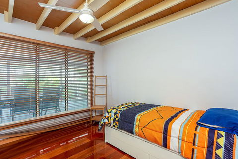 6 Ilmenite Avenue - Coastal Beach Shack Within Walking Distance To Patrolled Beach And CBD, - Tourism Brisbane 2