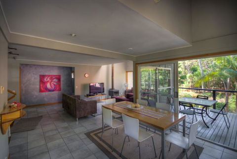 6 Satinwood Drive - Rainbow Shores, Stylish Beach House, Free WiFi - Tourism Brisbane 1