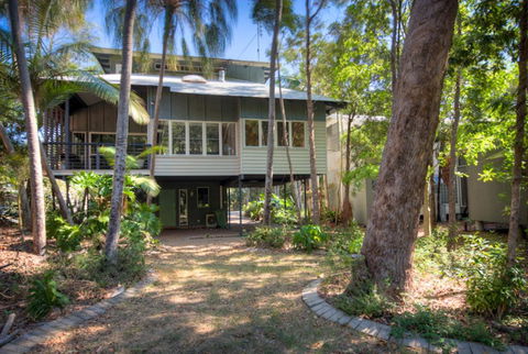 6 Satinwood Drive - Rainbow Shores, Stylish Beach House, Free WiFi - Tourism Brisbane 0