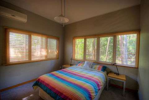 6 Satinwood Drive - Rainbow Shores, Stylish Beach House, Free WiFi - Tourism Brisbane 2