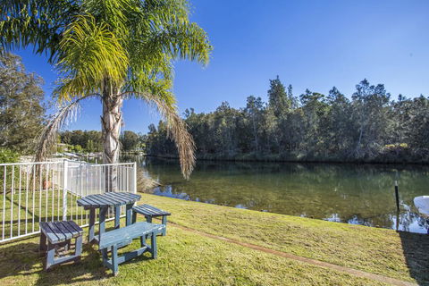 77 Lake Entrance Rd - Waterfront Wonder - Tourism Brisbane 0