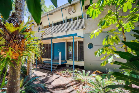 8 Satinwood Drive - Rainbow Shores, Architecturally Designed, Pool, Walk To Beach - Tourism Brisbane 3