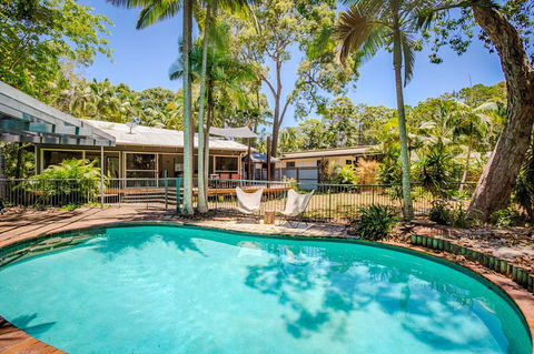 8 Satinwood Drive - Rainbow Shores, Architecturally Designed, Pool, Walk To Beach - Tourism Brisbane 0