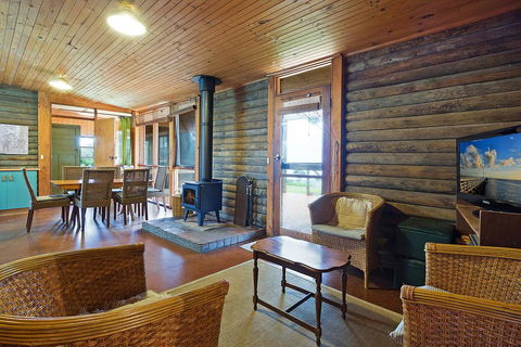 98 Ocean Parade - Rustic Log Cabin - Tourism Brisbane 2