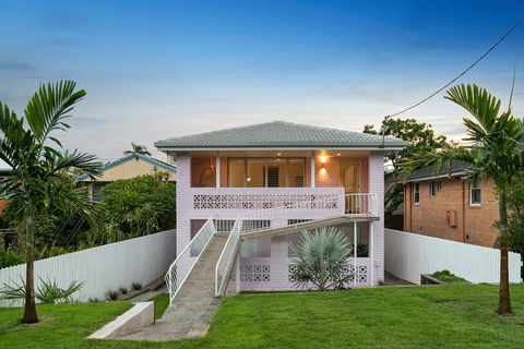 A PERFECT STAY - Sunset Beach - Riverside - Tourism Brisbane 1